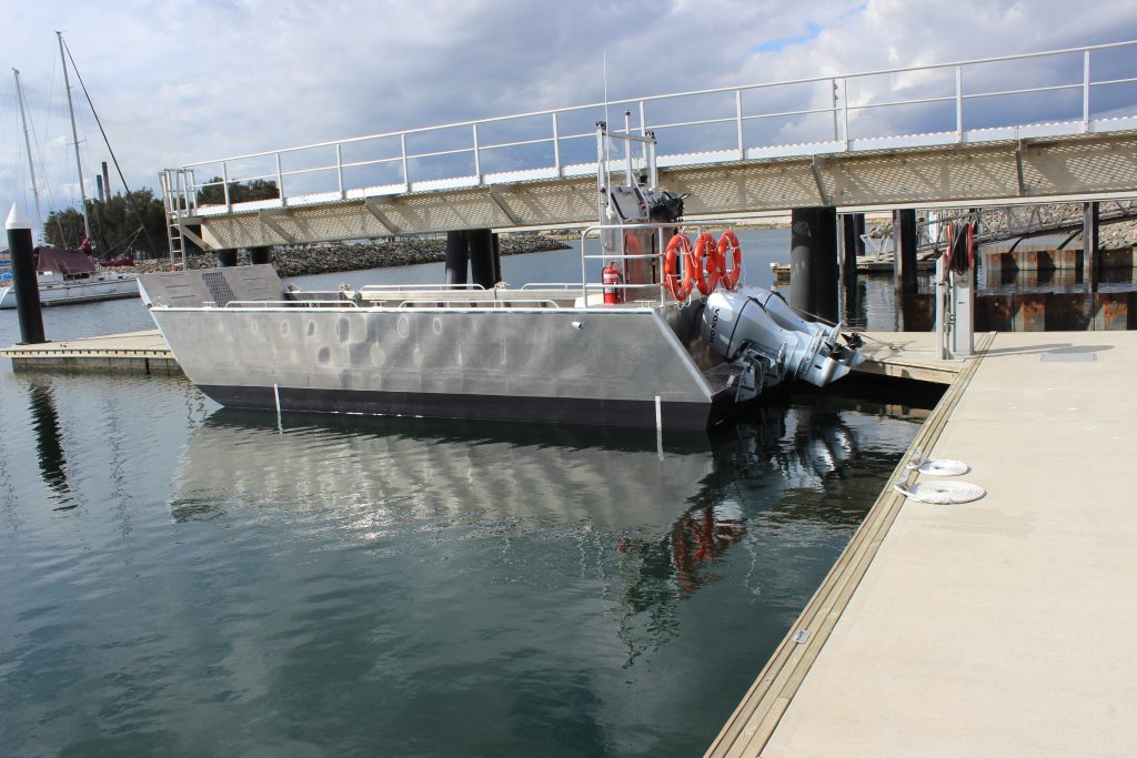 LANDING BARGE 04 - Calibre Boats